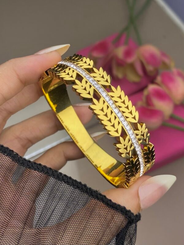 Golden laural Handcuff