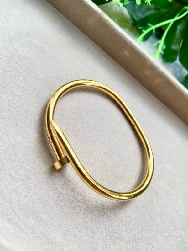 Nail handcuff