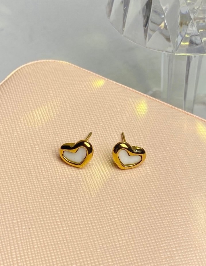 screenshot-33 White heart studs - Image 1