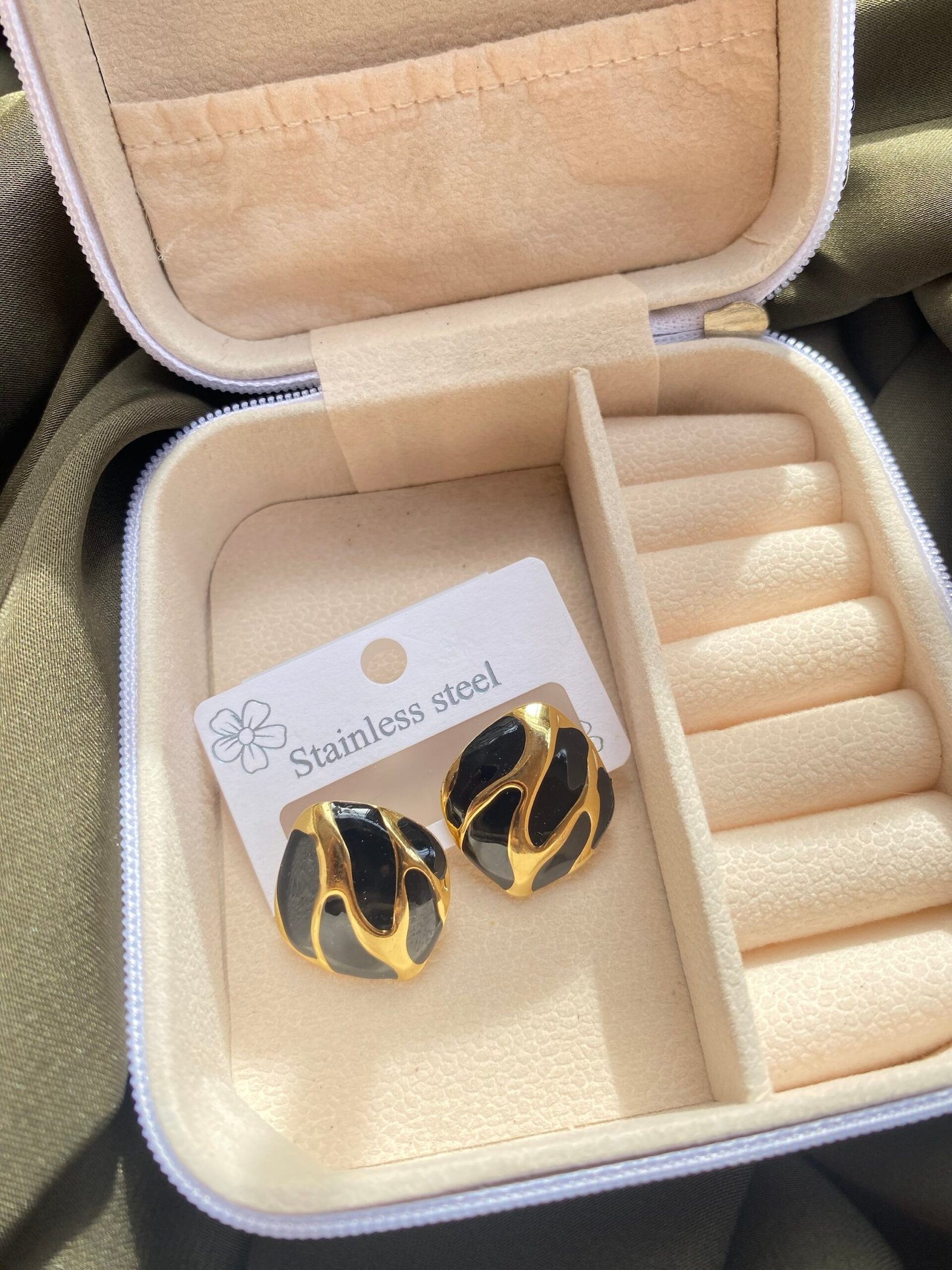 img_9047 Black and gold earrings - Image 1