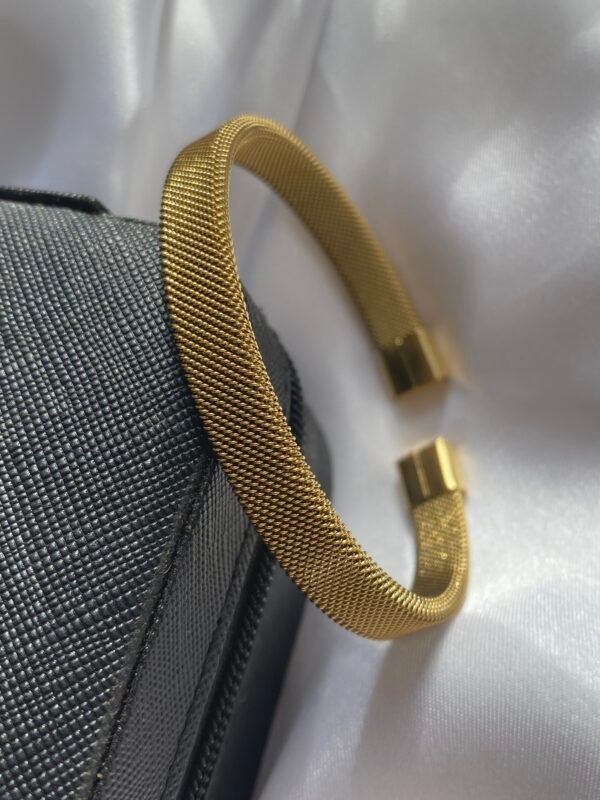 Mesh handcuff